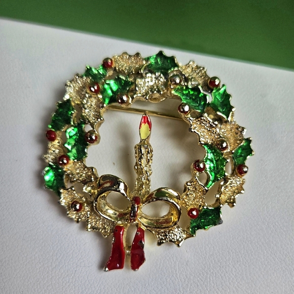 VINTAGE GERRY'S SIGNED GOLD TONE ENAMEL CHRISTMAS WREATH PIN BROOCH - Picture 4 of 16